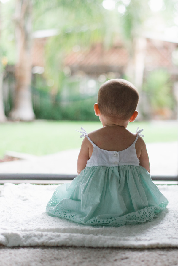 10 Mois De Garçon D'enfant En Bas âge S'asseyant Sur Le Plancher